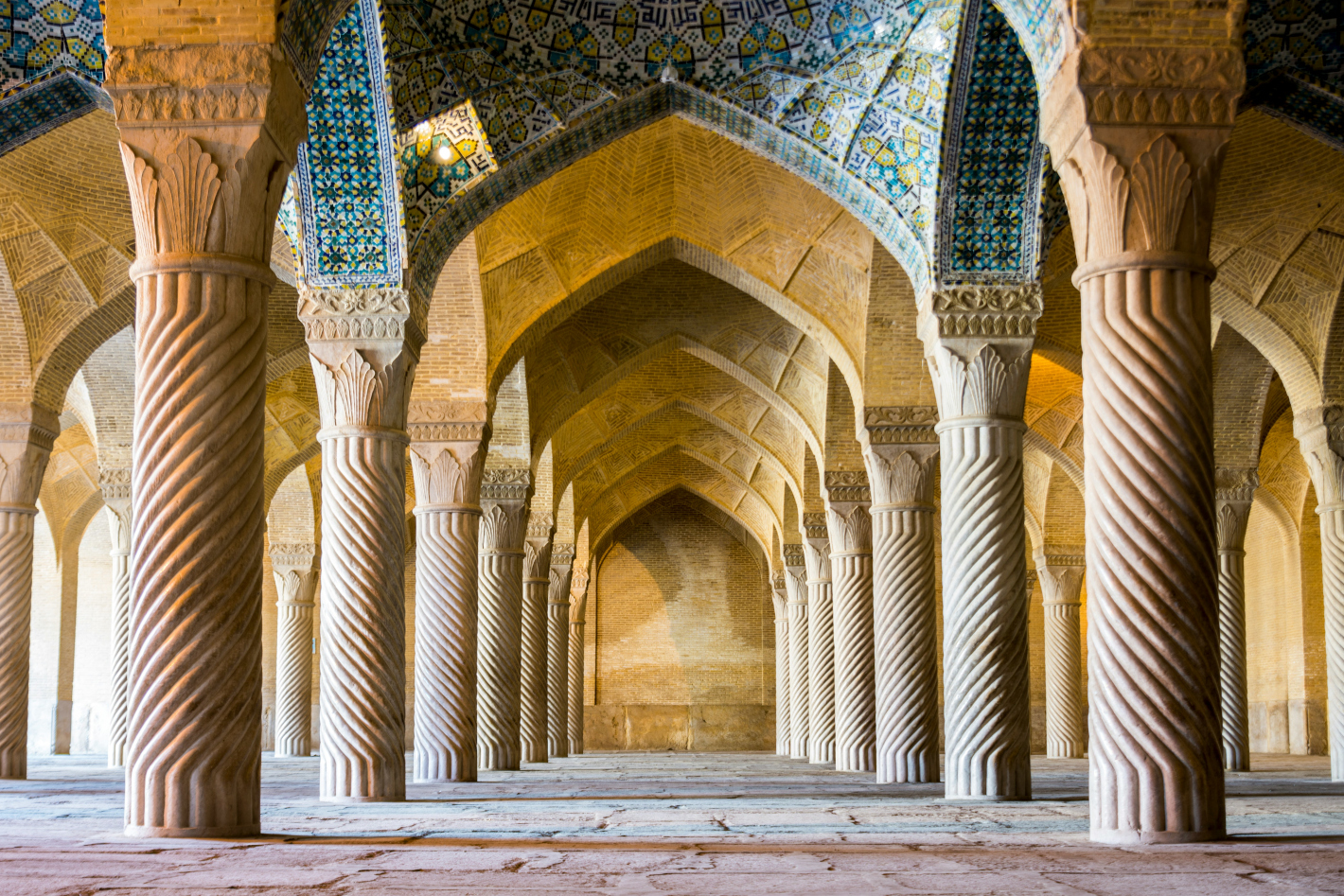 Arabské sloupy a barevná mozaika na stěnách uvnitř chrámu.
