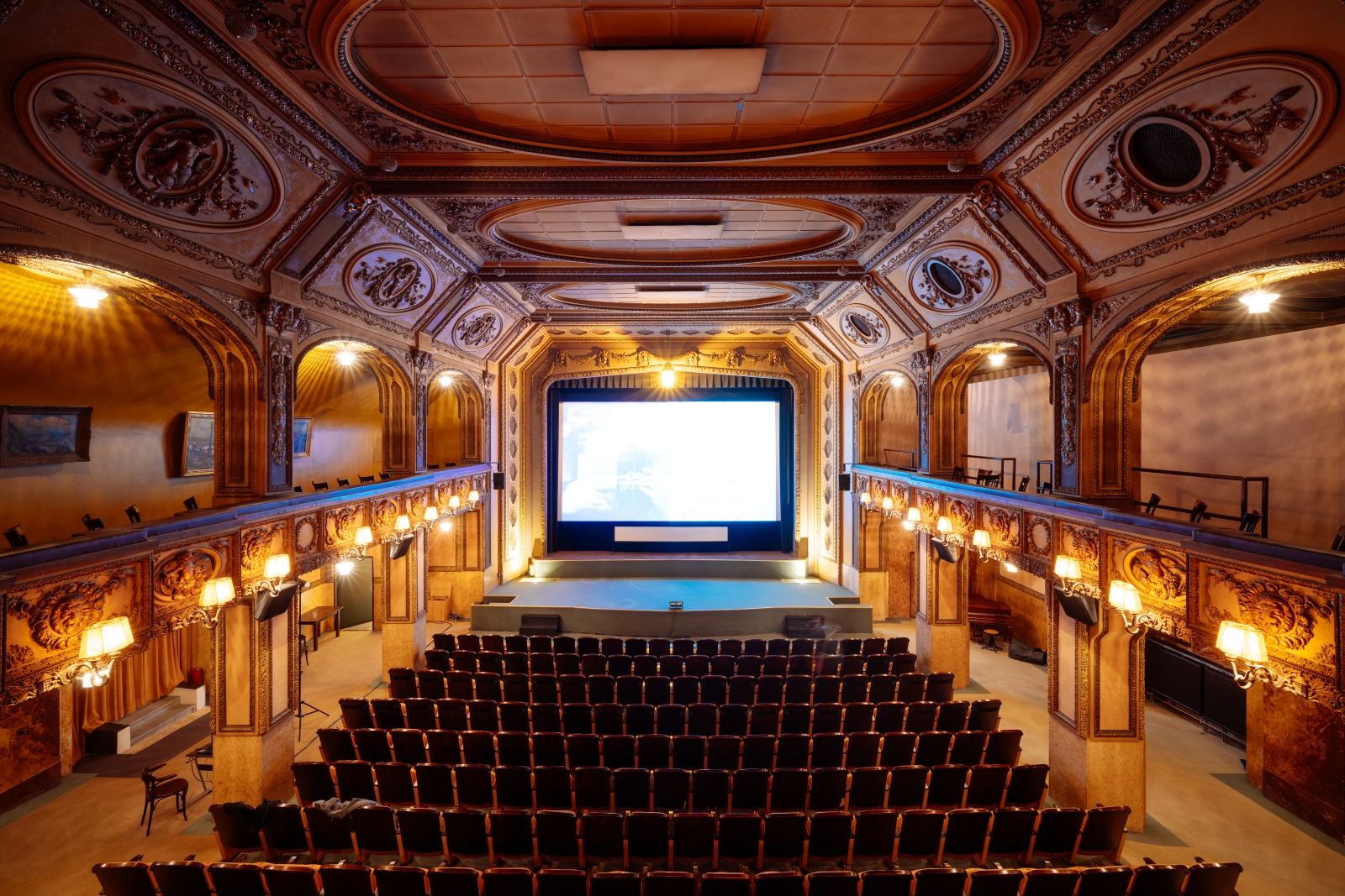 Rozsvícený a prázdný sál Lucerna.