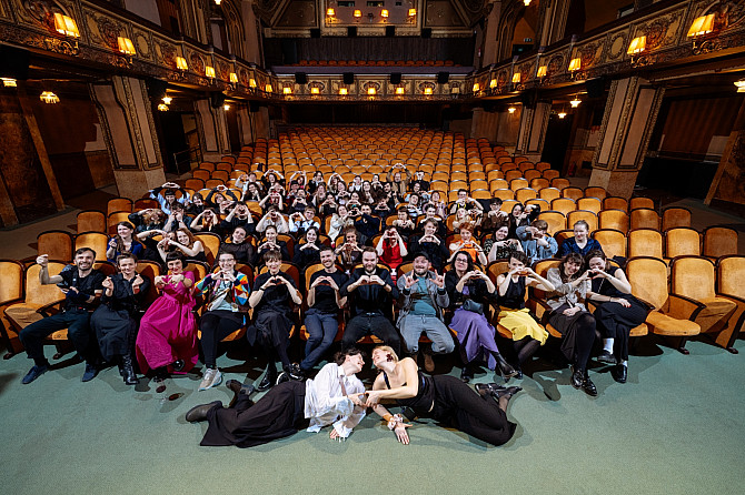 V sále Lucerna sedí v hledišti celý festivalový tým a každý ukazuje rukama srdíčko.