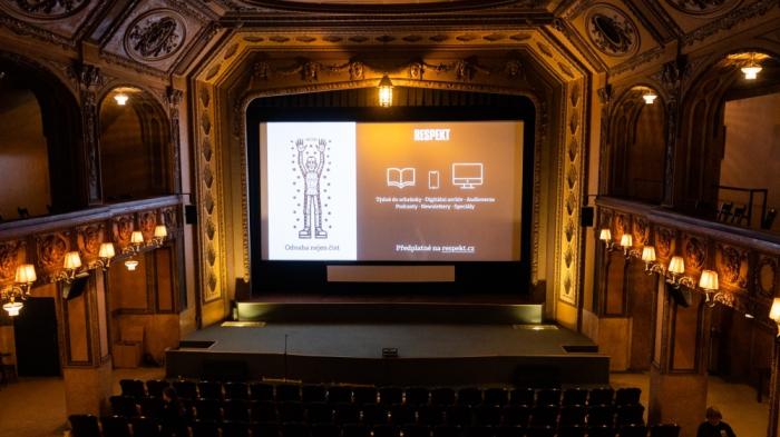 Marketing a viditelnost značky Rozsvícený kinosál před projekcí. Na plátně běží předfilmové spoty.